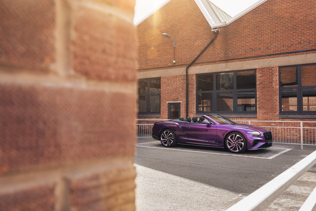 Bentley Continental GTC modèle unique pour les 80 ans de la marque. Peinture Supernova Purple Ombre