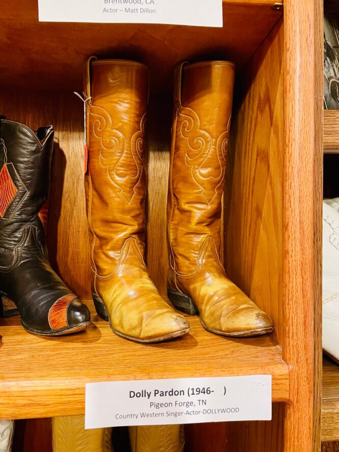 Botte de Dolly Parton avec une faute de frappe