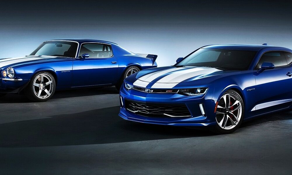 Chevrolet Camaro de 1970 supercharged et Chevrolet Camaro de 2015 couleur bleue