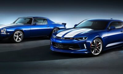 Chevrolet Camaro de 1970 supercharged et Chevrolet Camaro de 2015 couleur bleue