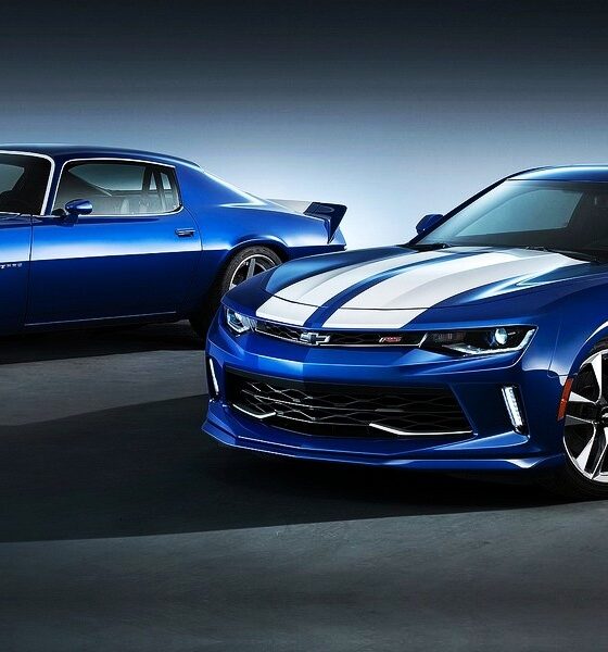 Chevrolet Camaro de 1970 supercharged et Chevrolet Camaro de 2015 couleur bleue