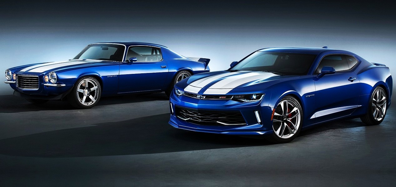 Chevrolet Camaro de 1970 supercharged et Chevrolet Camaro de 2015 couleur bleue