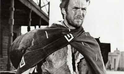 L'acteur américain Clint Eastwood photographie en noir et blanc prise en 1964