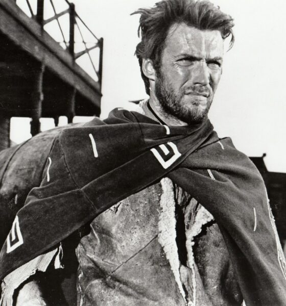 L'acteur américain Clint Eastwood photographie en noir et blanc prise en 1964