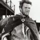 L'acteur américain Clint Eastwood photographie en noir et blanc prise en 1964