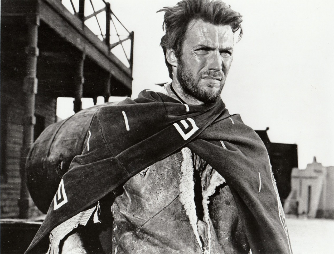 L'acteur américain Clint Eastwood photographie en noir et blanc prise en 1964