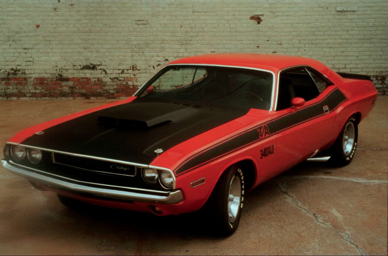 Dodge Challenger première génération de 1970 couleur noire et orange