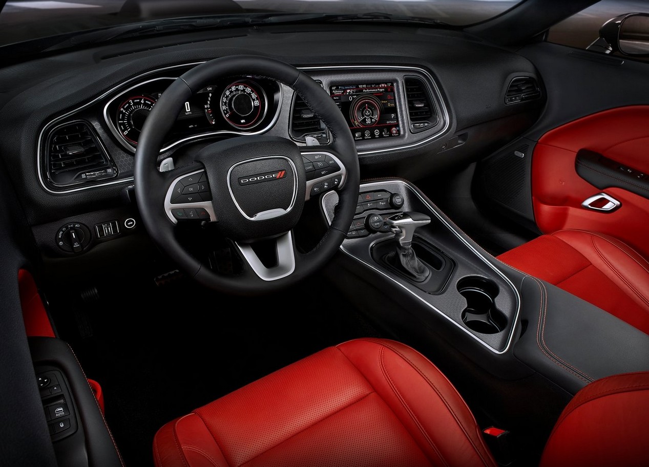 Dodge Challenger de troisième génération année 2015 habitacle rouge et noir