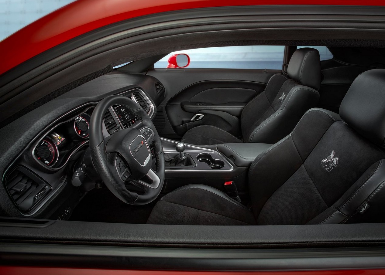 Dodge Challenger de troisième génération année 2019 habitacle noir