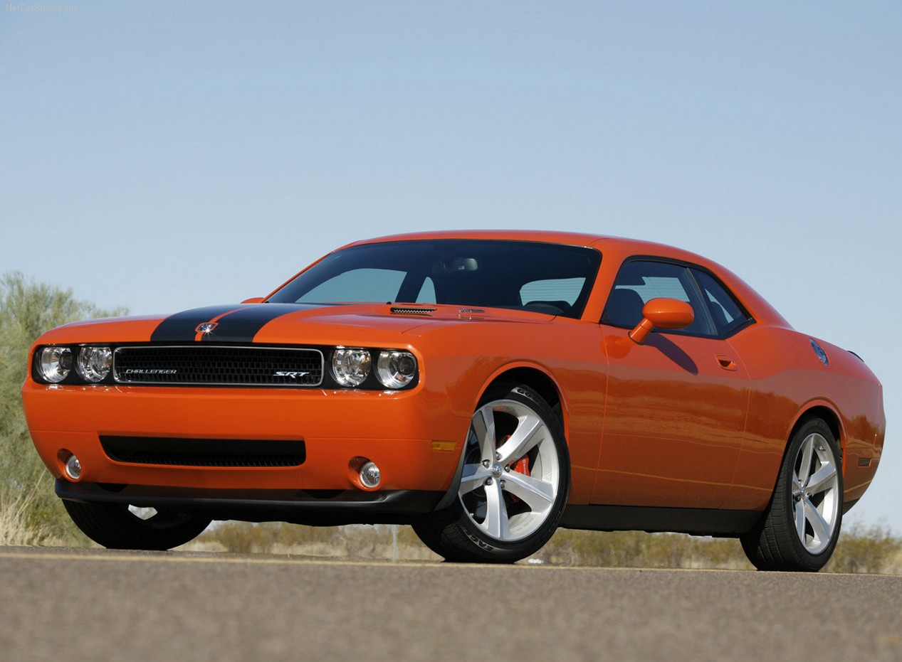 Dodge Challenger troisième génération SRT 8 couleur orange et noire