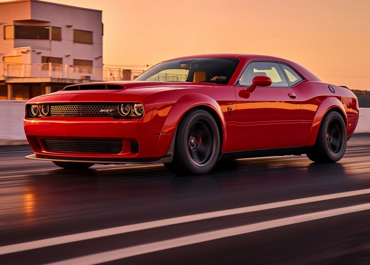 Dodge Challenger SRT DEMON troisième génération - modèle 2018 en train de rouler couleur orange