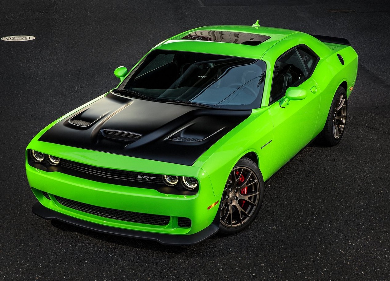 Dodge Challenger SRT HELLCAT troisième génération - modèle 2015 couleur verte et noire à l'arrêt