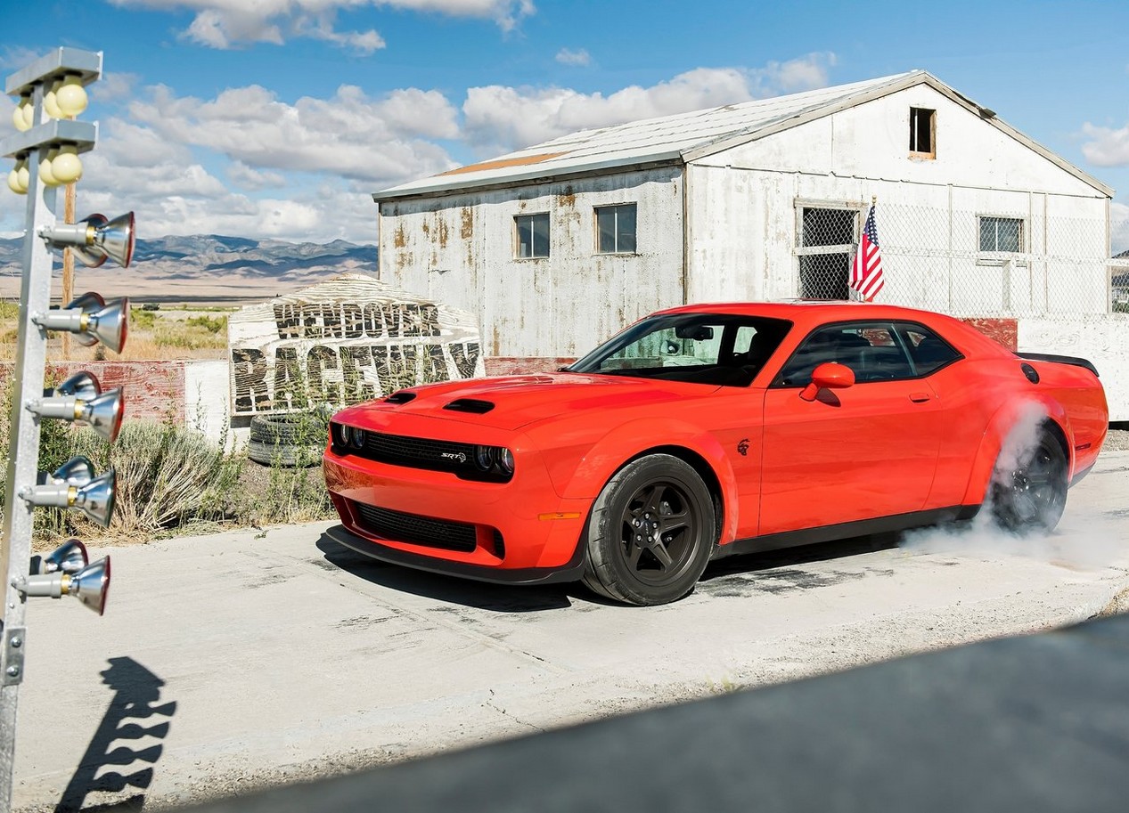 Dodge Challenger SRT SUPERSTOCK - modèle 2020 de couleur orange fluo