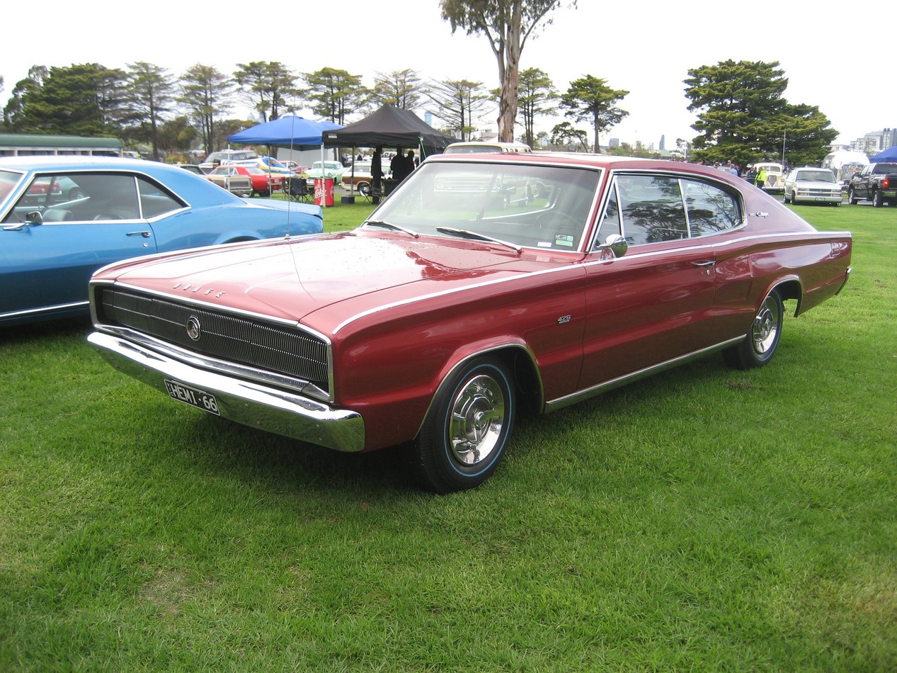 Dodge Charger Hemi bordeaux de 1966