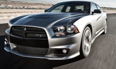 Dodge Charger modèle SRT8 de 2012 couleur grise sur la route