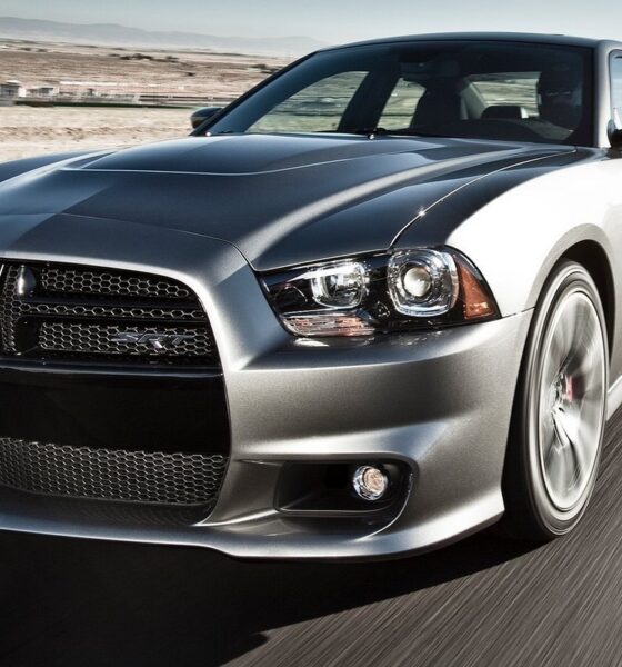 Dodge Charger modèle SRT8 de 2012 couleur grise sur la route