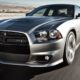 Dodge Charger modèle SRT8 de 2012 couleur grise sur la route