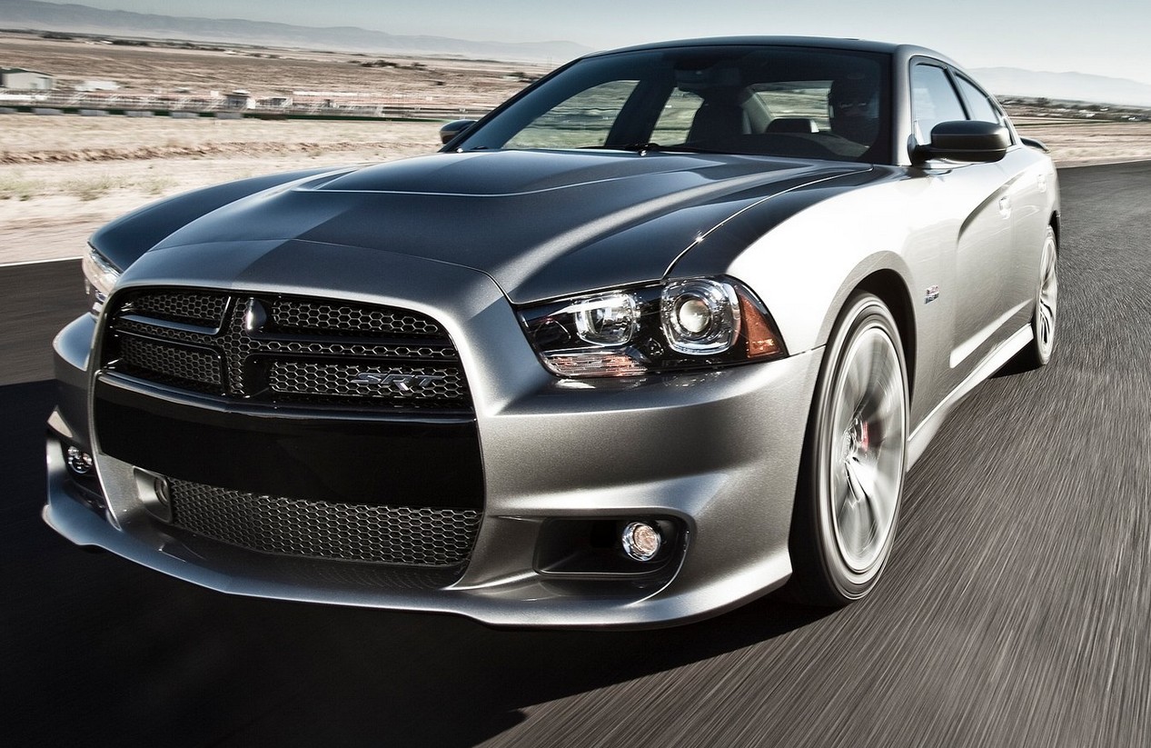 Dodge Charger modèle SRT8 de 2012 couleur grise sur la route