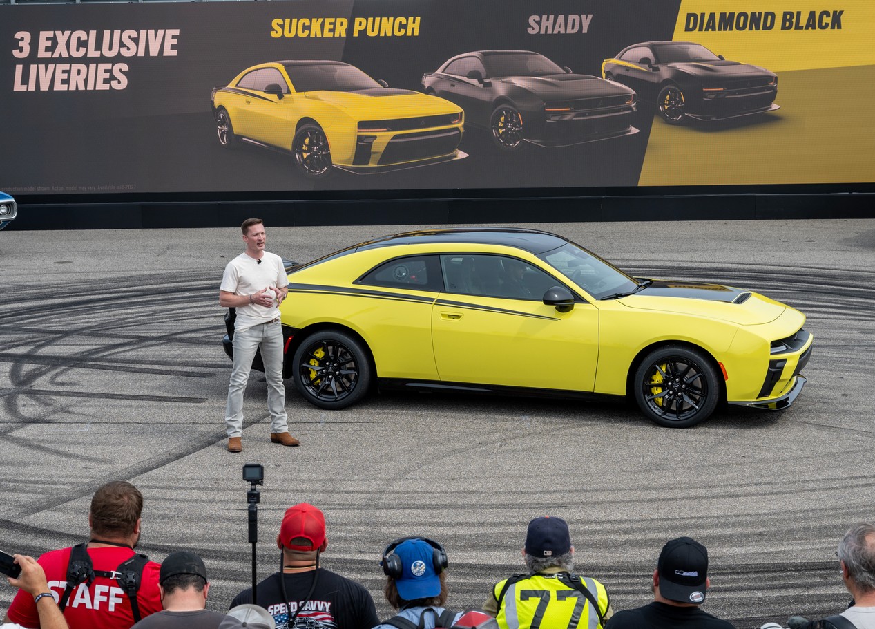 Le PDG de Dodge Matt McAlear présentant la nouvelle Dodge Charger Super Bee Launch Edition 2027