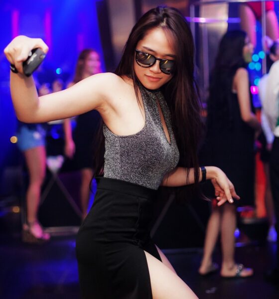 Femme qui danse sur le dance floor