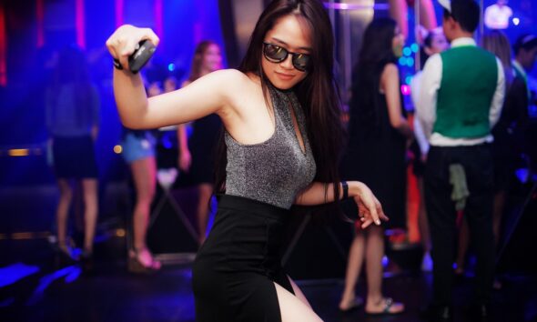 Femme qui danse sur le dance floor
