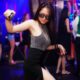 Femme qui danse sur le dance floor