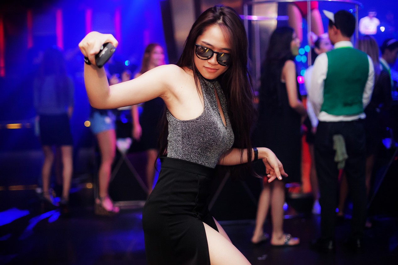 Femme qui danse sur le dance floor