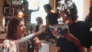 Dans cette scène, qui se déroule dans un salon de coiffure, Roberta (jouée par Rosanna Arquette) lit les petites annonces dans le journal, tandis que sa belle-sœur Leslie (jouée par Laurie Metcalf) se fait faire des mèches.