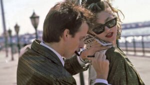 "Recherche Susan désespérément" (Desperately Seeking Susan), sorti en 1985. Madonna y joue le rôle de Susan, et Mark Blum incarne Gary Glass.