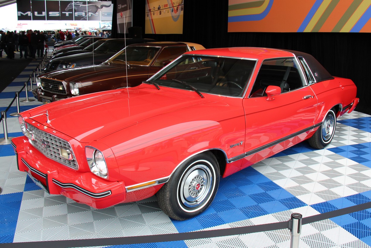 Ford Mustang Ghia coupé rouge de 1974 2ème génération