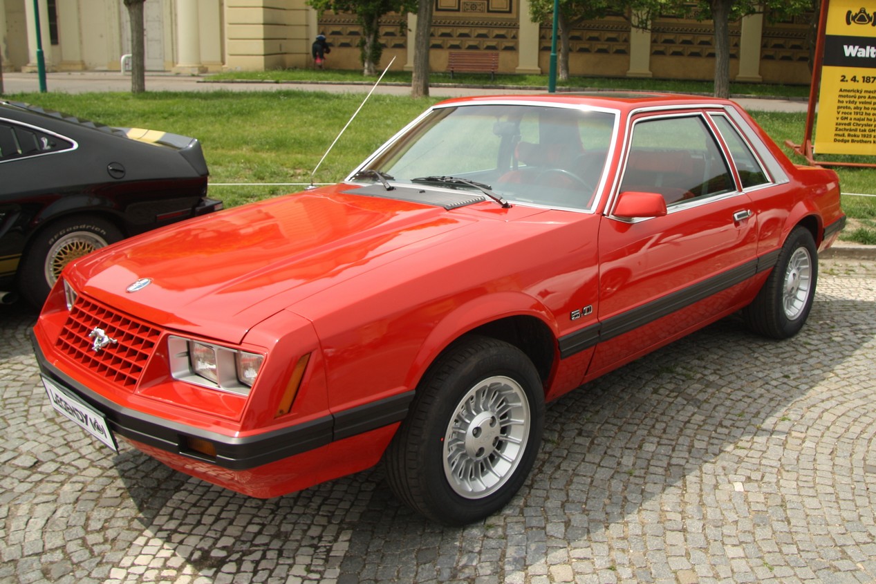 Ford Mustang rouge 3ème génération de 1979