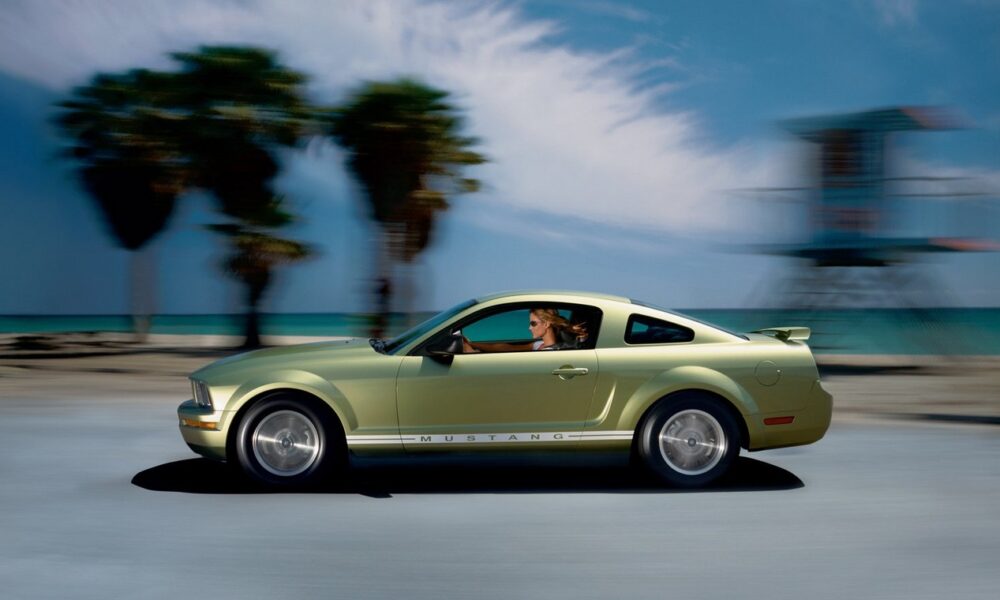 Ford Mustang cabriolet de couleur vert doré modèle 2005 5èeme génération en train de rouler
