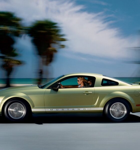 Ford Mustang cabriolet de couleur vert doré modèle 2005 5èeme génération en train de rouler