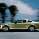 Ford Mustang cabriolet de couleur vert doré modèle 2005 5èeme génération en train de rouler