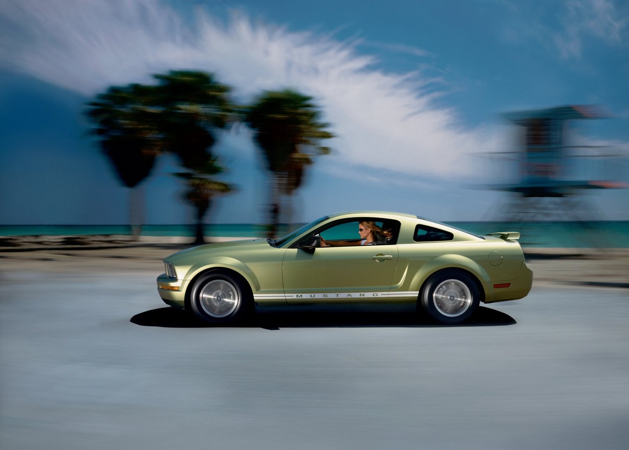 Ford Mustang de couleur verte dorée modèle 2005