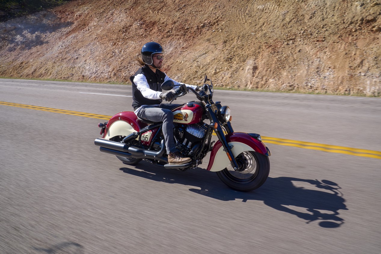 Nouvelle moto Indian Chief Vintage Sturgis modèle 2026 édition limitée en train de rouler sur la route