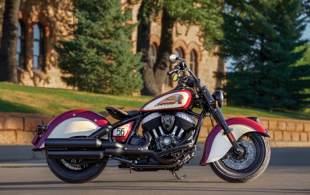 Indian Chief Vintage Sturgis modèle 2026 stationnée sur la route face à un jardin