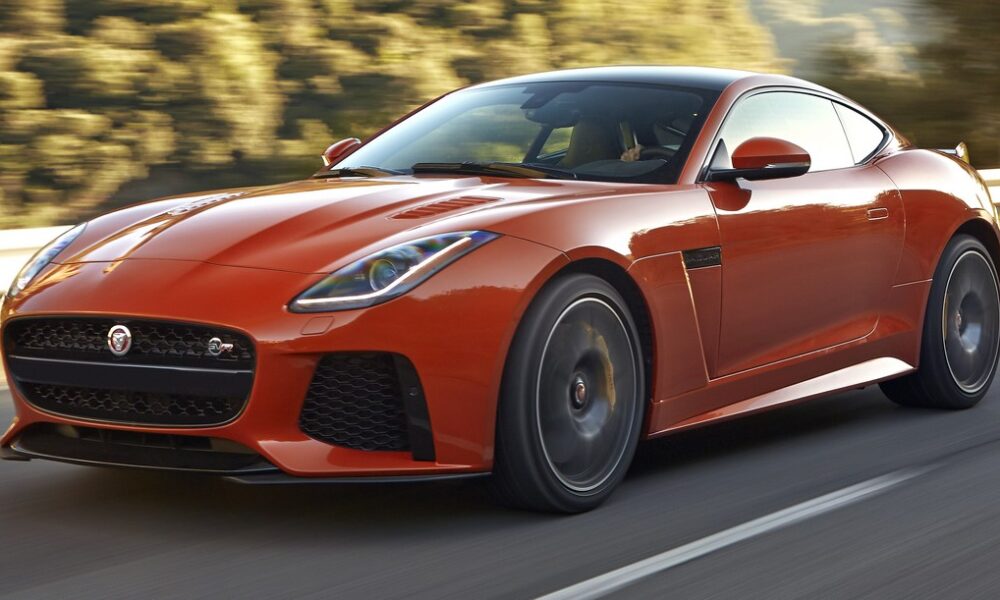 Jaguar F Type SVR orange en train de rouler