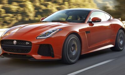 Jaguar F Type SVR orange en train de rouler