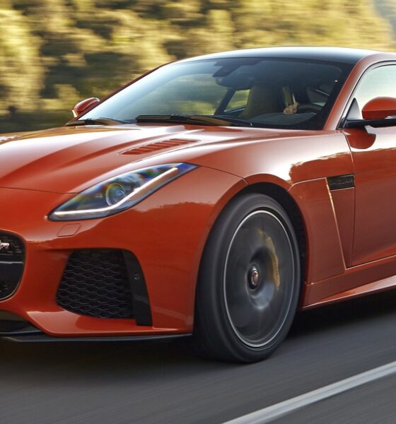Jaguar F Type SVR orange en train de rouler