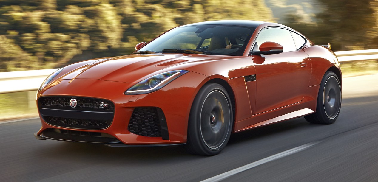 Jaguar F Type SVR orange en train de rouler