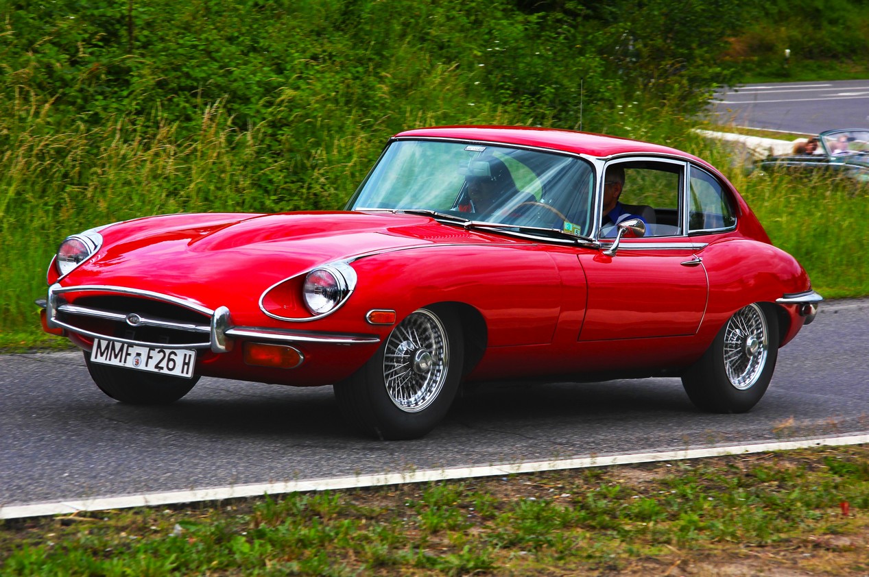 Voiture Jaguar Type E rouge de 1968 en train de rouler