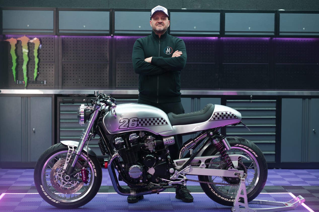 Le préparateur de motos Jérémie Duchampt avec une de ses motos préparée Honda CB750 “Joe Bar Team”