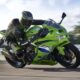 Nouvelle moto sportive Kawasaki Ninja ZX 4 RR modèle 2027 sur circuit dans une couleur verte