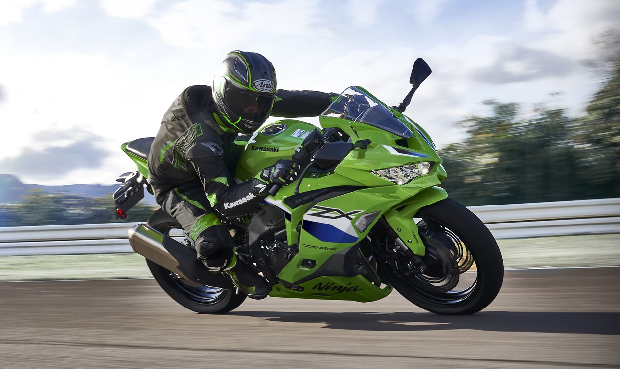 Nouvelle moto sportive Kawasaki Ninja ZX 4 RR modèle 2027 sur circuit dans une couleur verte