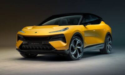 Lotus Eletre jaune en stationnement