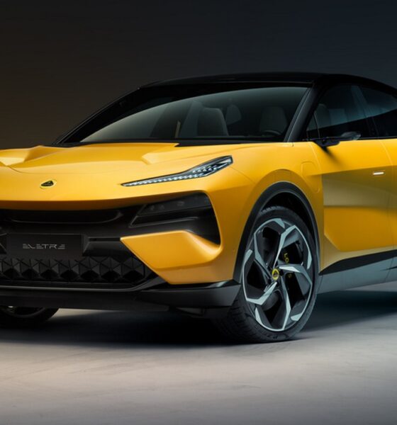 Lotus Eletre jaune en stationnement