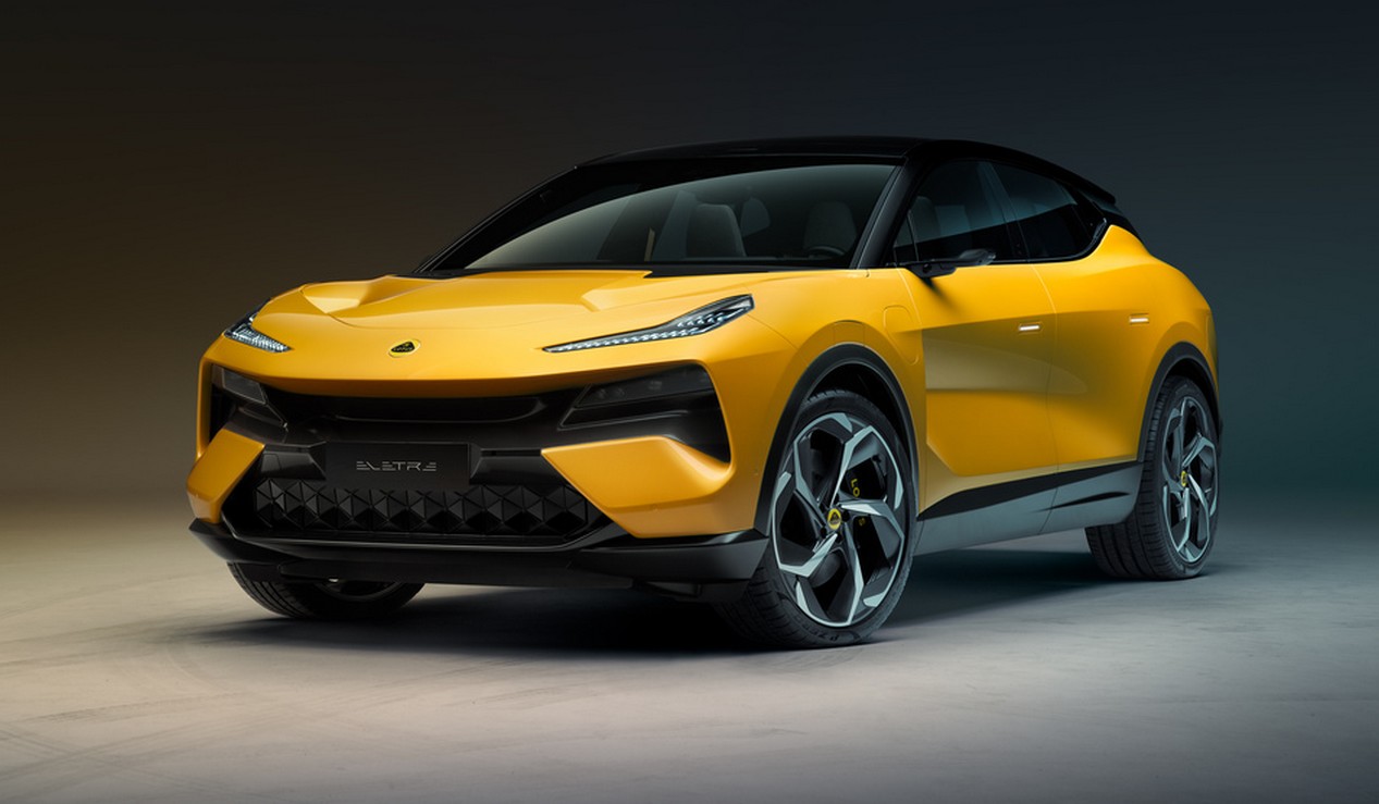 Lotus Eletre jaune en stationnement