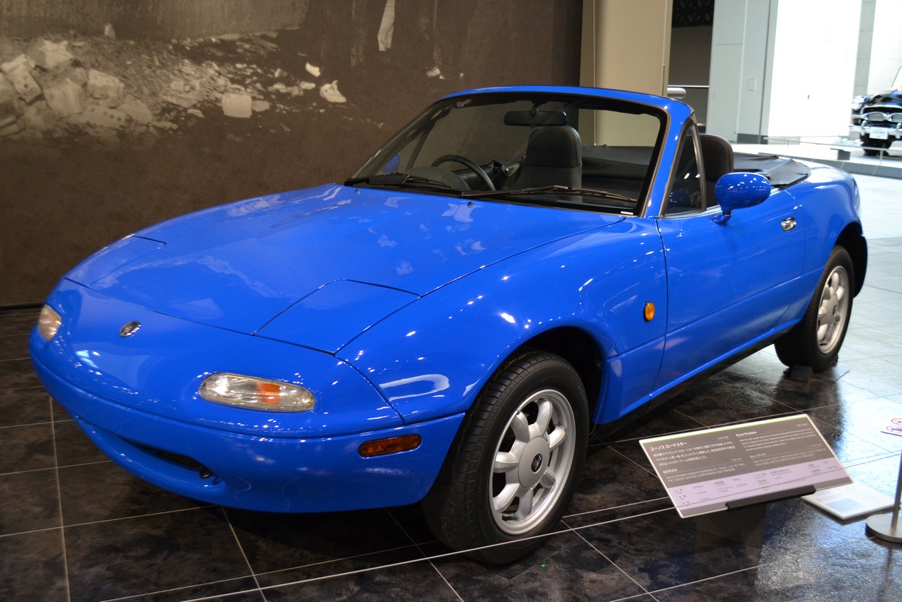 Mazda MX5 première génération de 1992 en couleur bleue