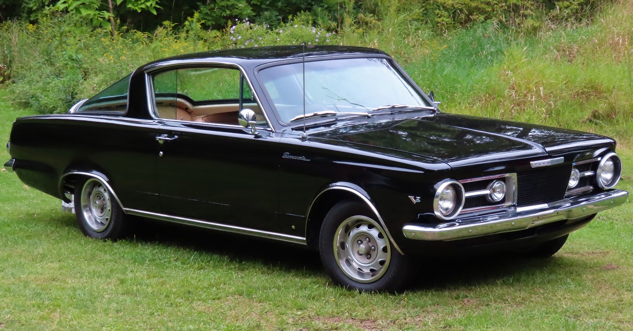 Voiture vintage Plymouth Barracuda noire garée dans l'herbe modèle de 1964 première génération